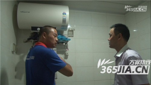 奇异果体育售后正在为刘师傅讲解电热水器的安全使用规范